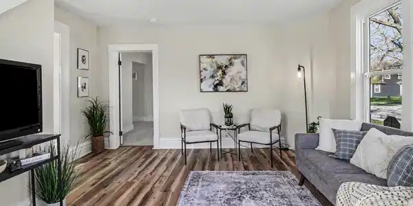 Image 2: Bright Spacious Livingroom