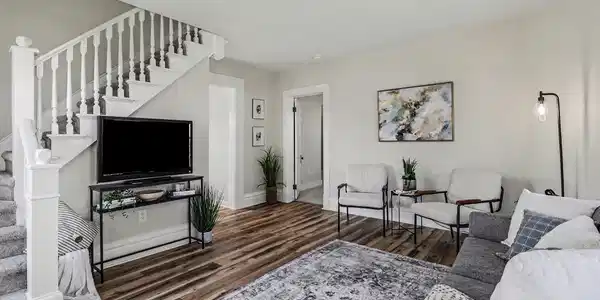 Image 3: Bright Spacious Livingroom