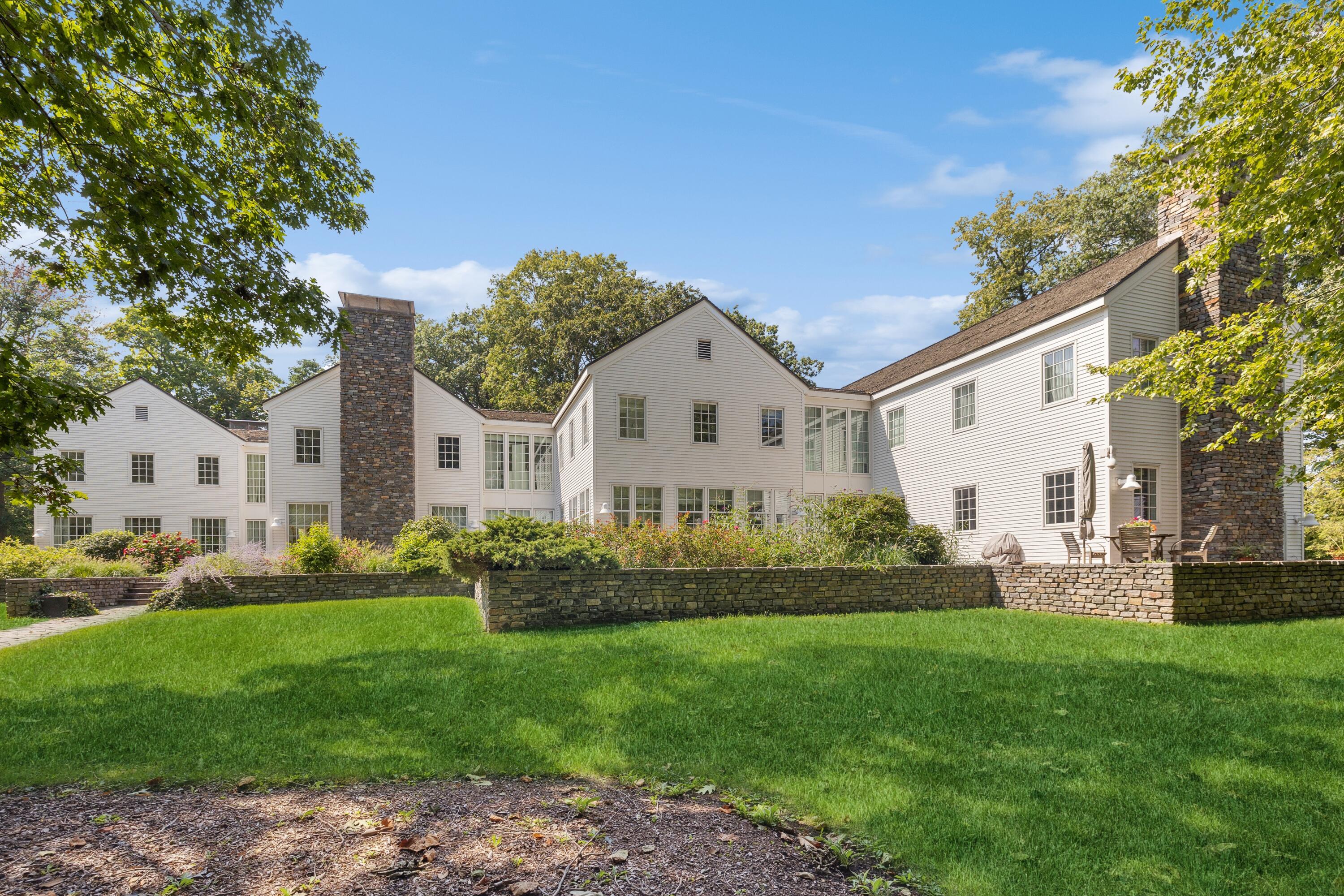 Image 1: 01_15360LakeshoreRd_57_FrontView_HiRes