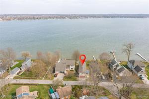 1327 W LAKE W Drive