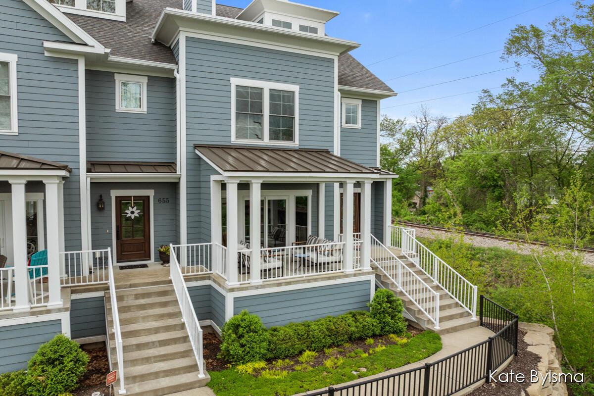 Image 3: Inviting Front Porch