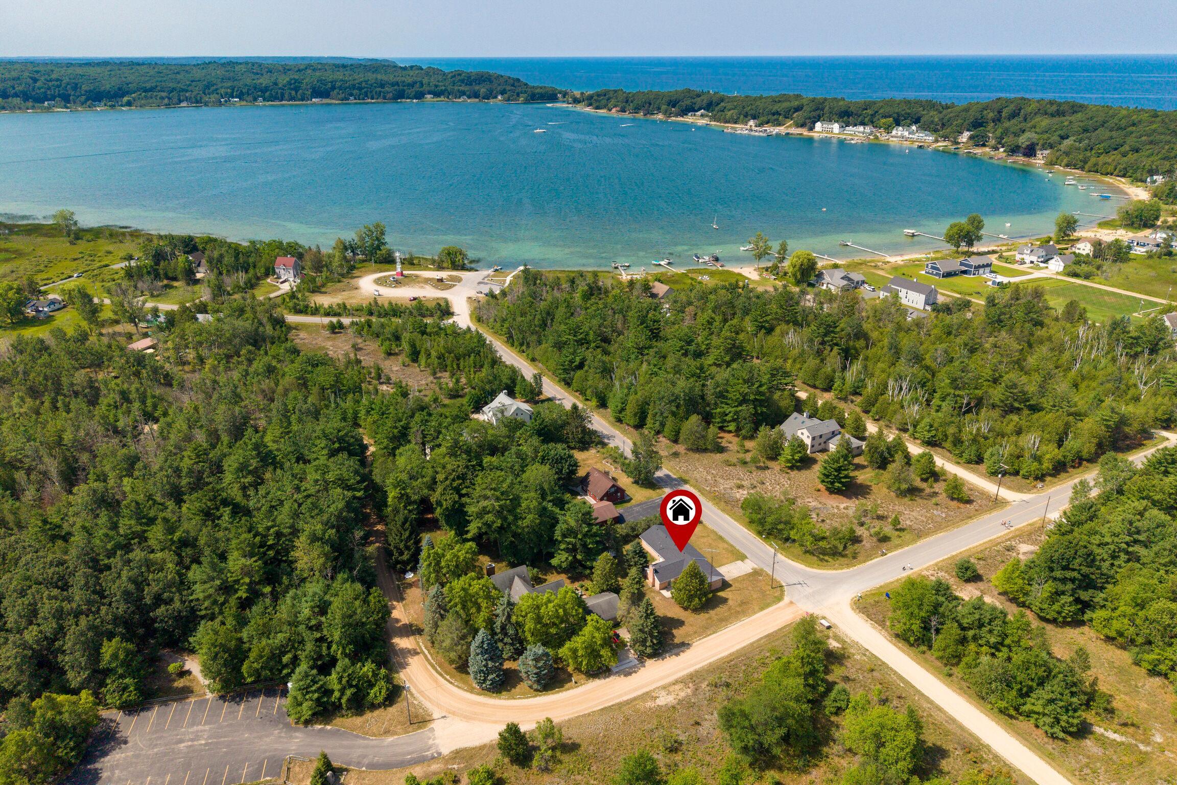 Image 1: Spectacular location 1 block from lake