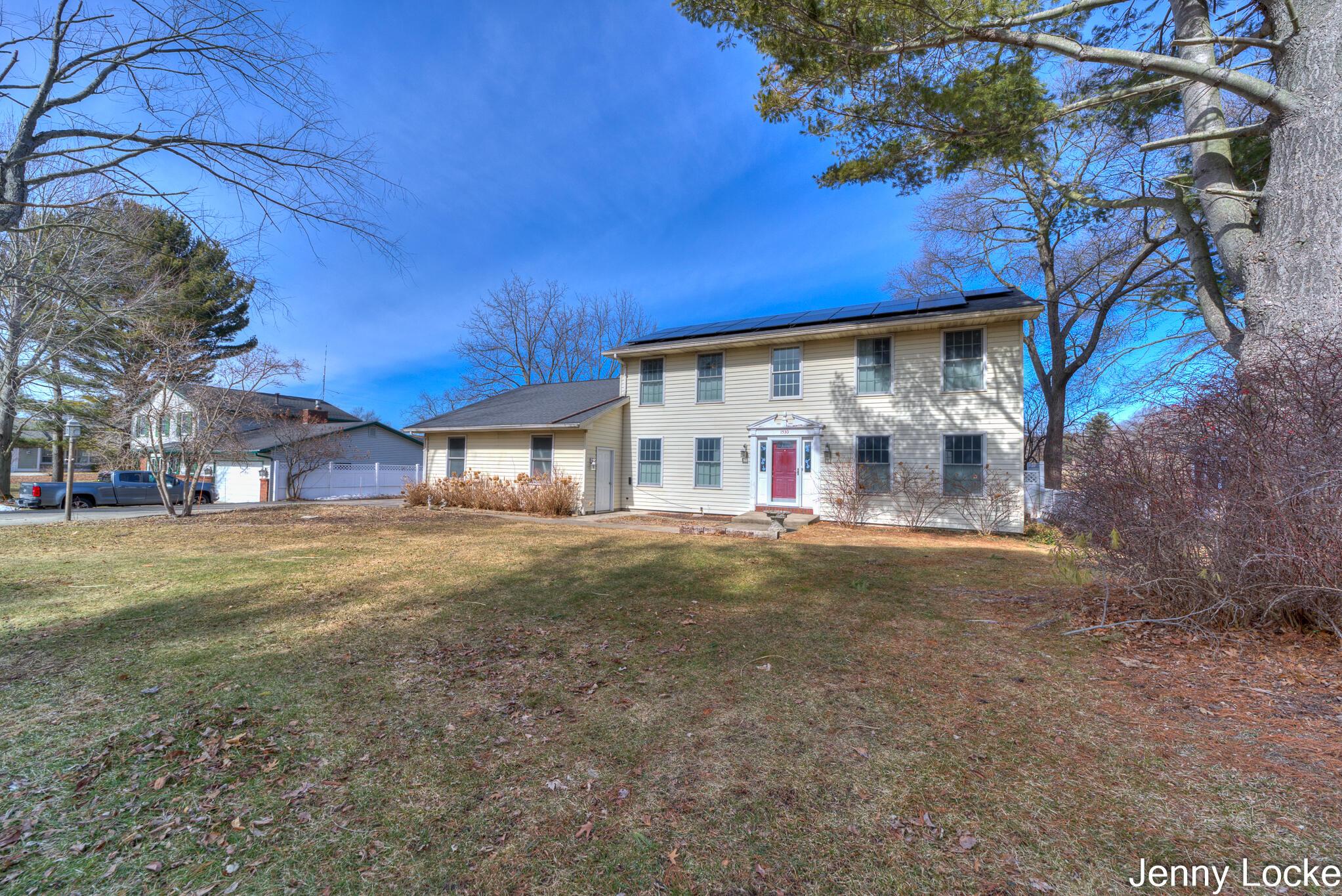 Image 1: 1530 Bayview Dr (MLS Size) (6 of 77)