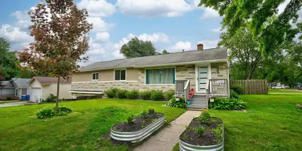 Image 2: 5345 Clinton River Dr 02