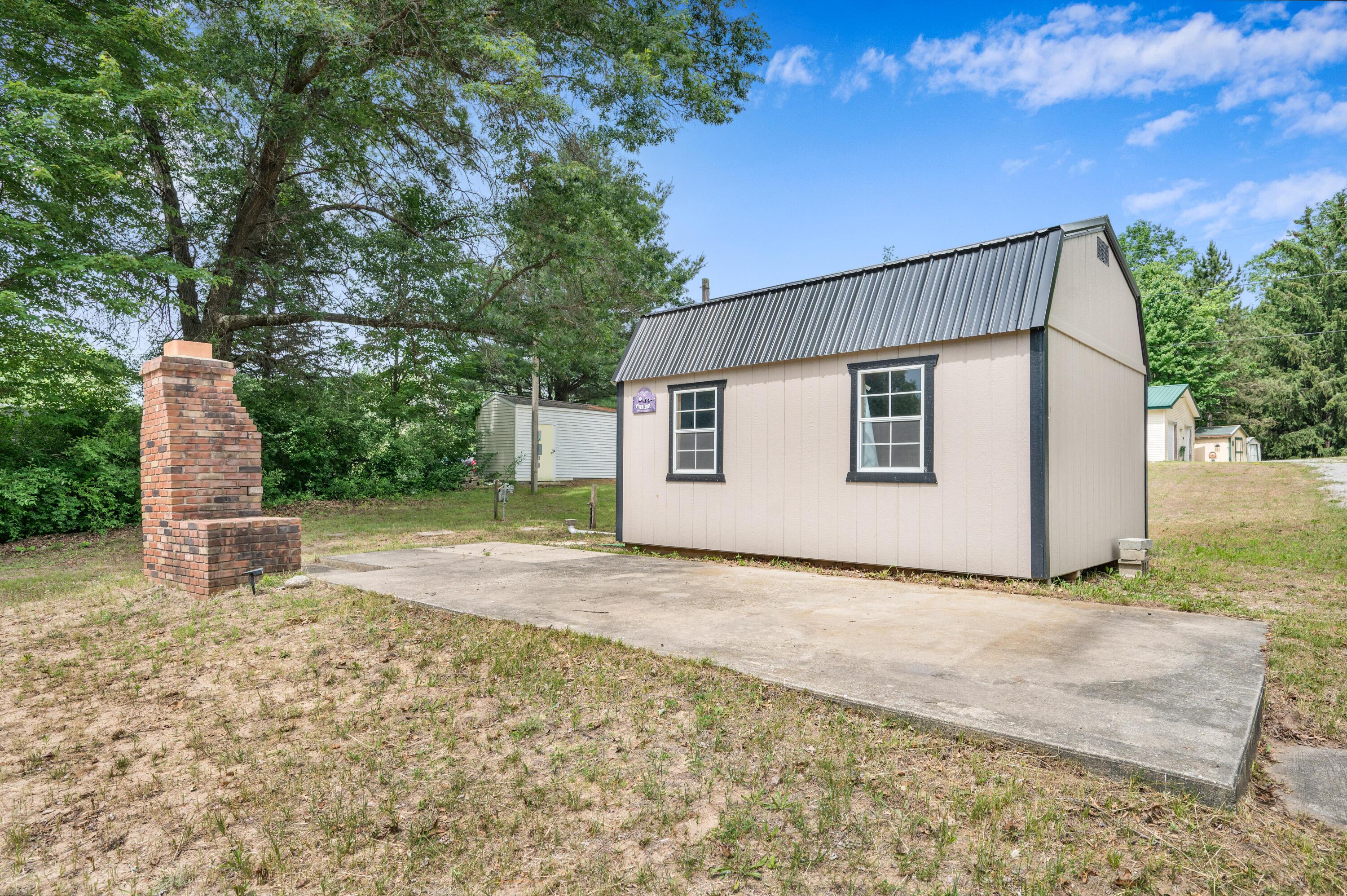 Image 1: 8952-OttersideDr-Evart-6