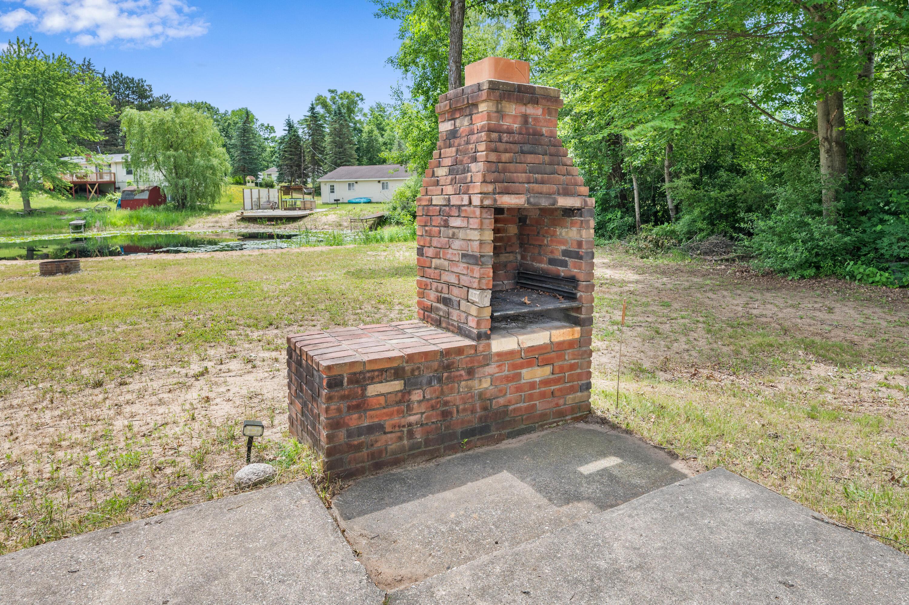 Image 2: 8952-OttersideDr-Evart-7