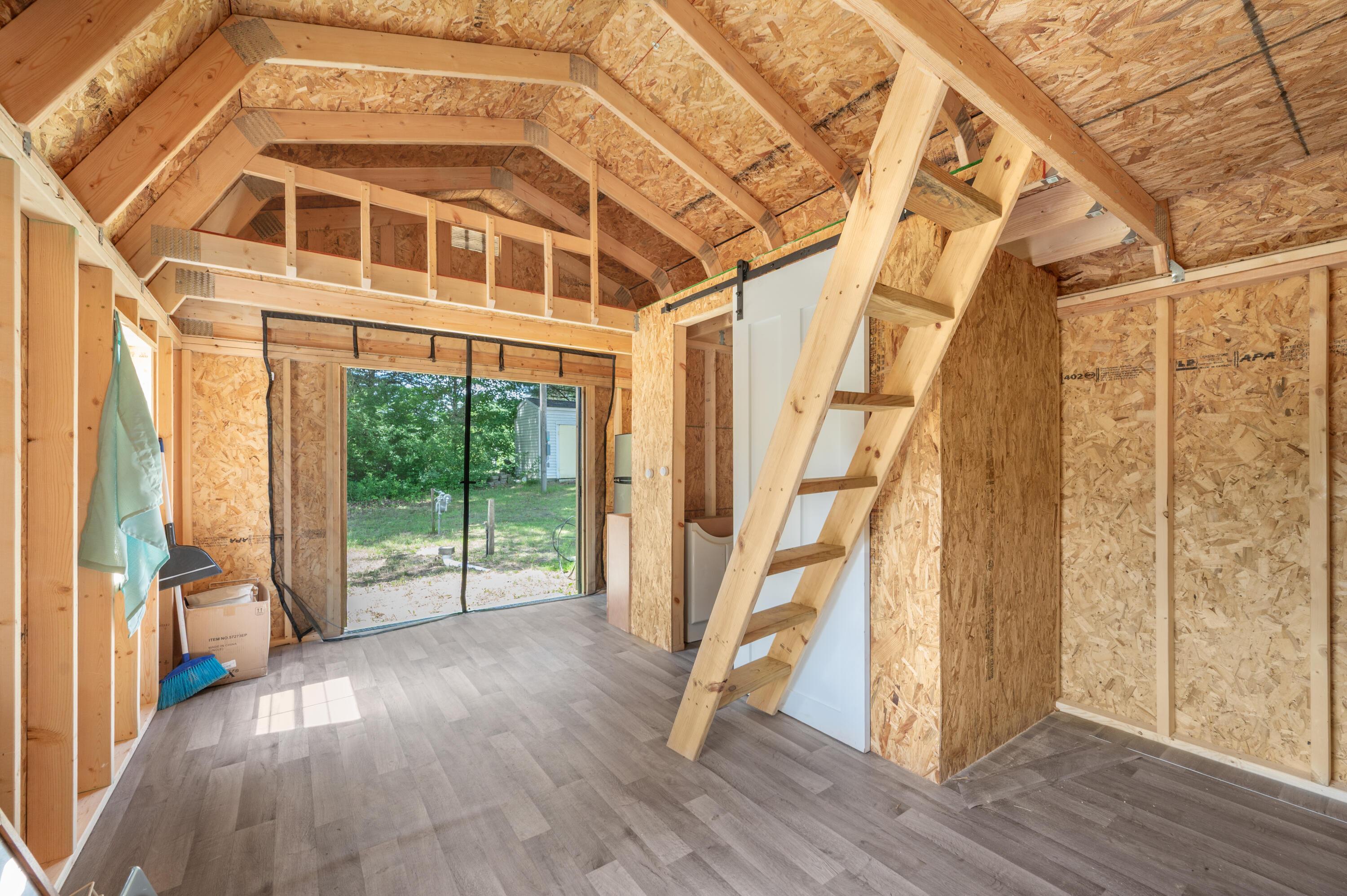 Image 4: 8952-OttersideDr-Evart-2