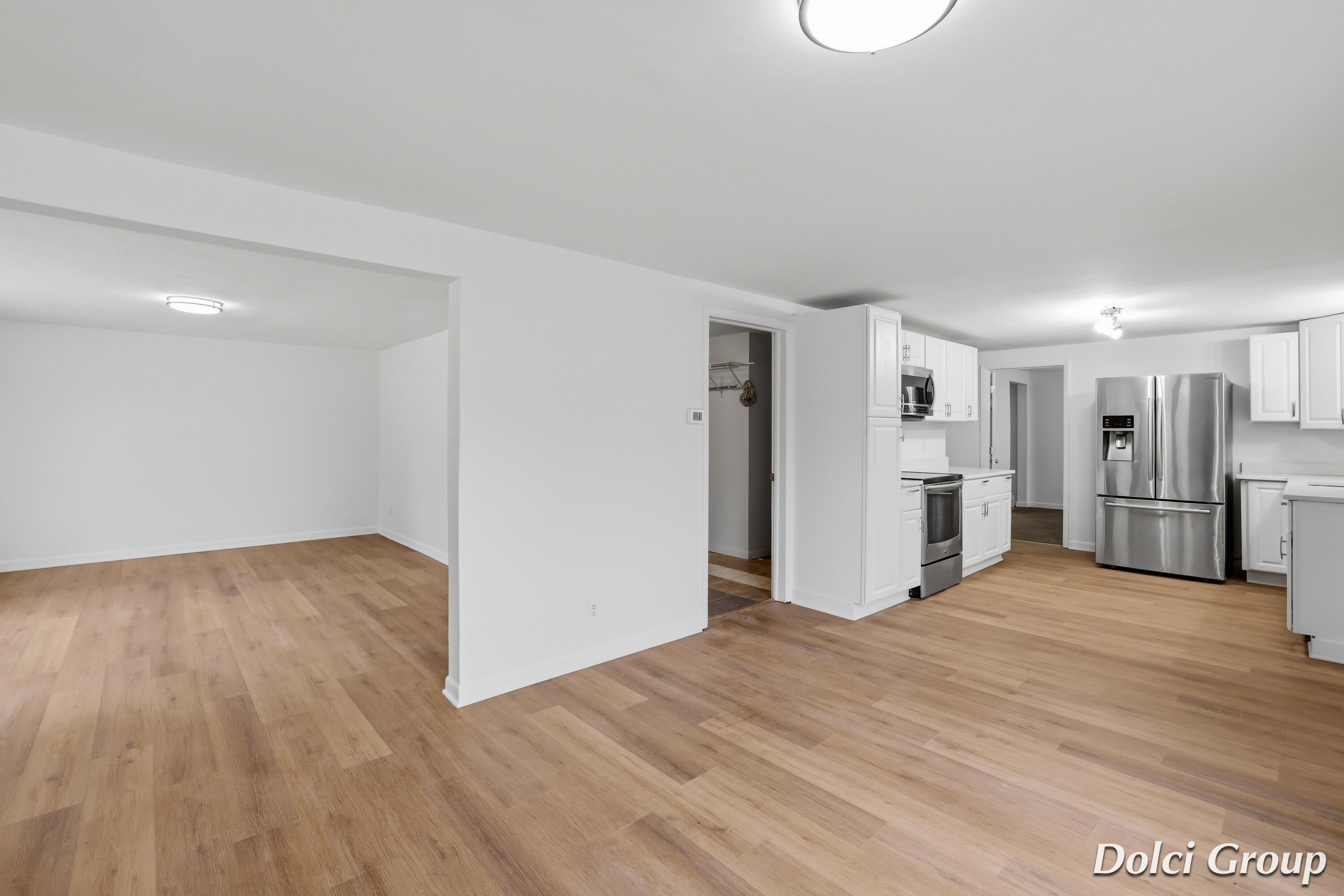 Image 4: 3121 wilfred ave ne-010