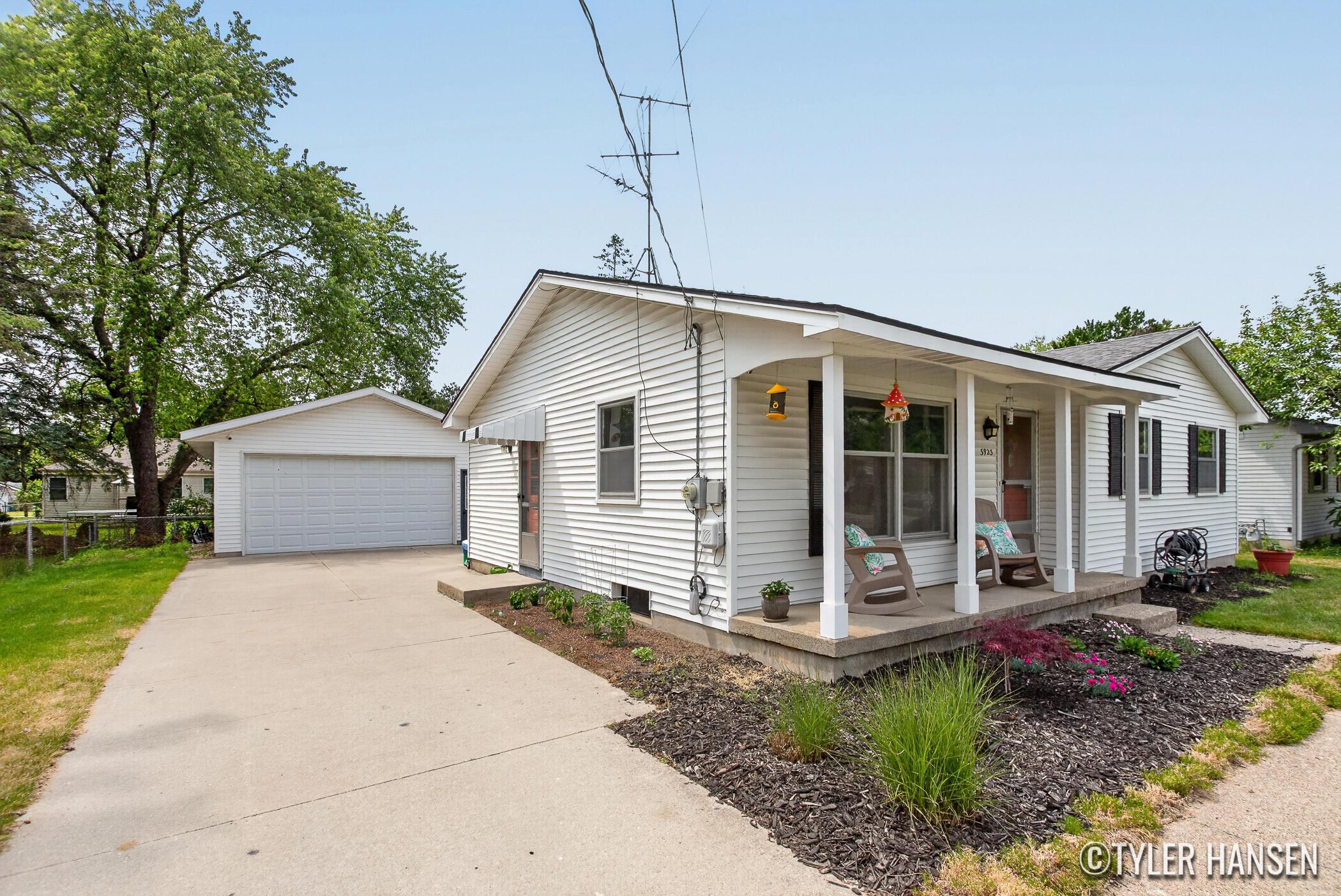 Image 2: 3923 Jupiter ave_4