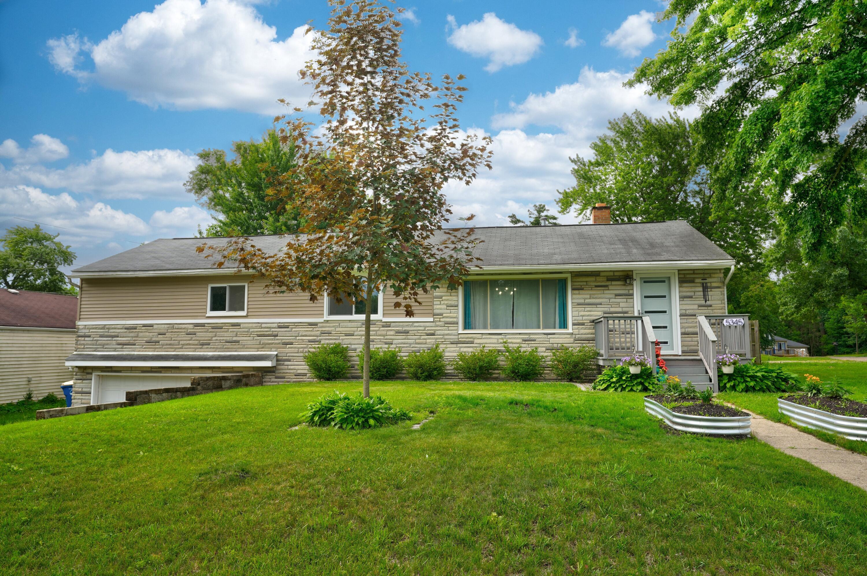 Image 3: 5345 Clinton River Dr 03