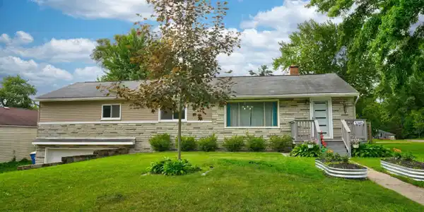Image 3: 5345 Clinton River Dr 03