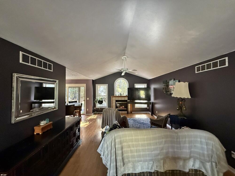 Image 2: 2. Living Room