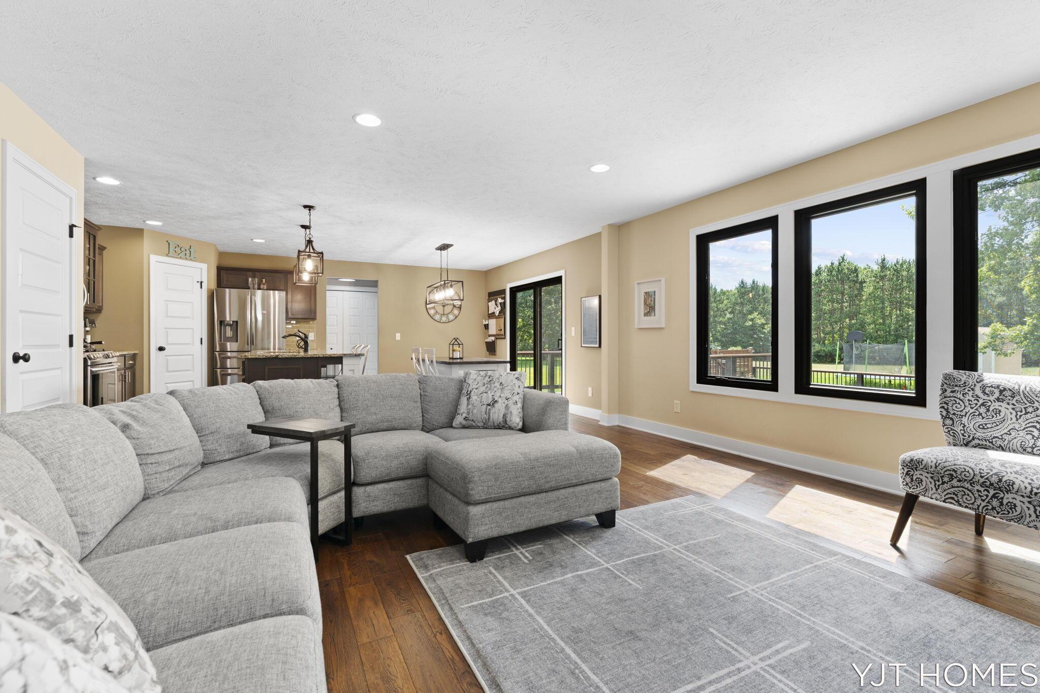 Image 2: 10-web-or-mls-A7405672