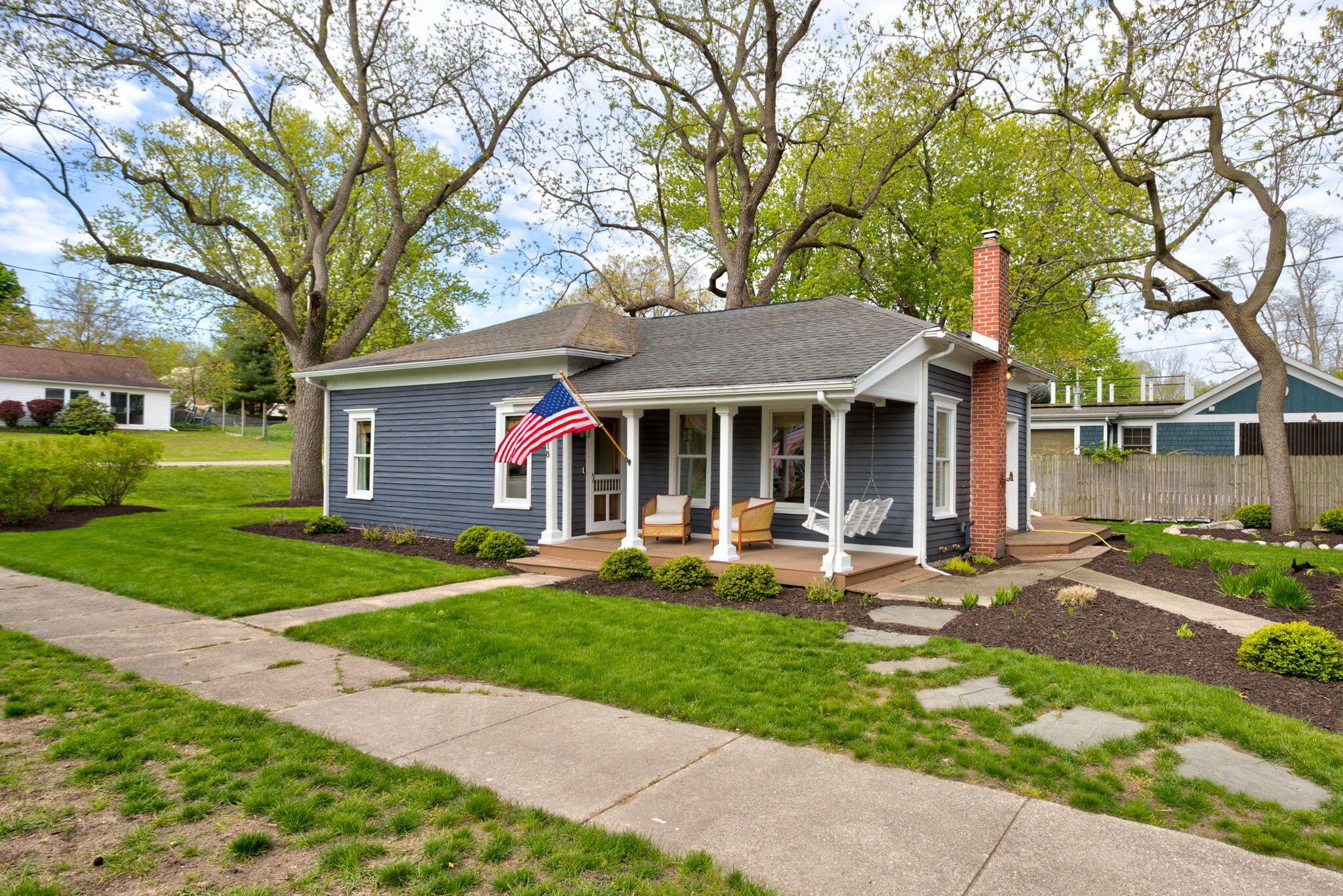 Image 1: 3-web-or-mls-118-s-spring-st