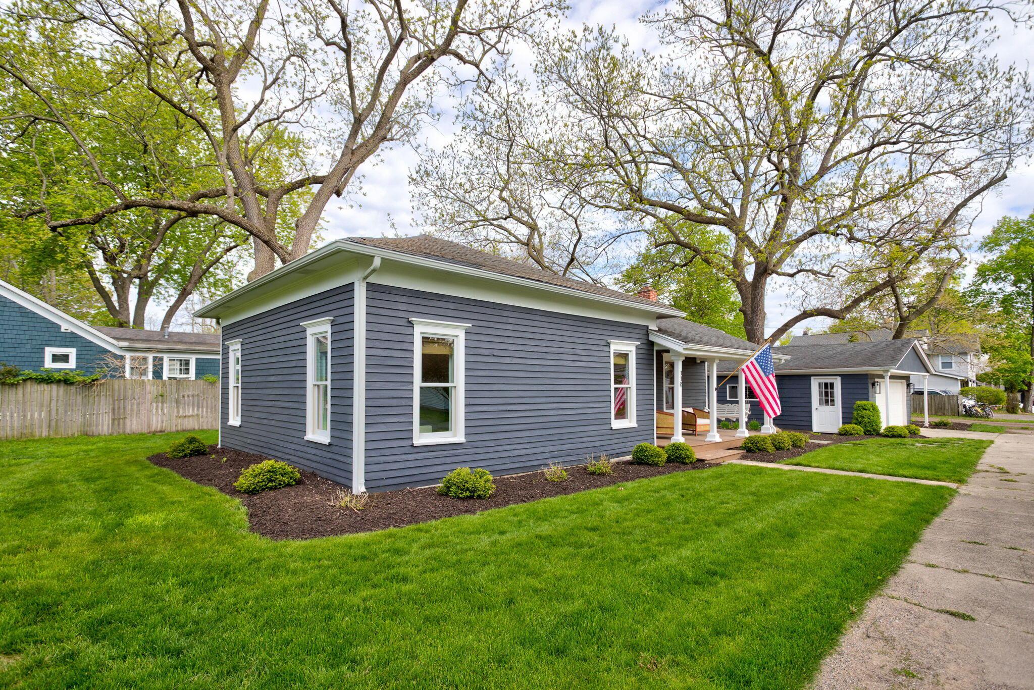Image 3: 1-web-or-mls-118-s-spring-st