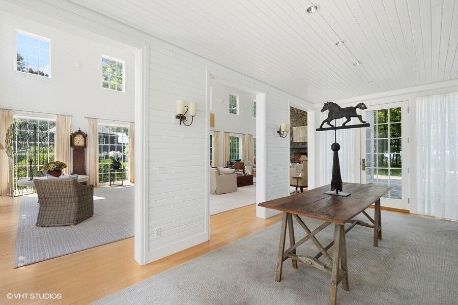 Image 4: 02_15360LakeshoreRd_32_Foyer_LowRes