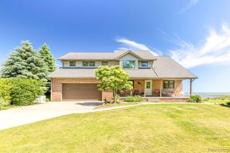 6455 LAKEVIEW Drive