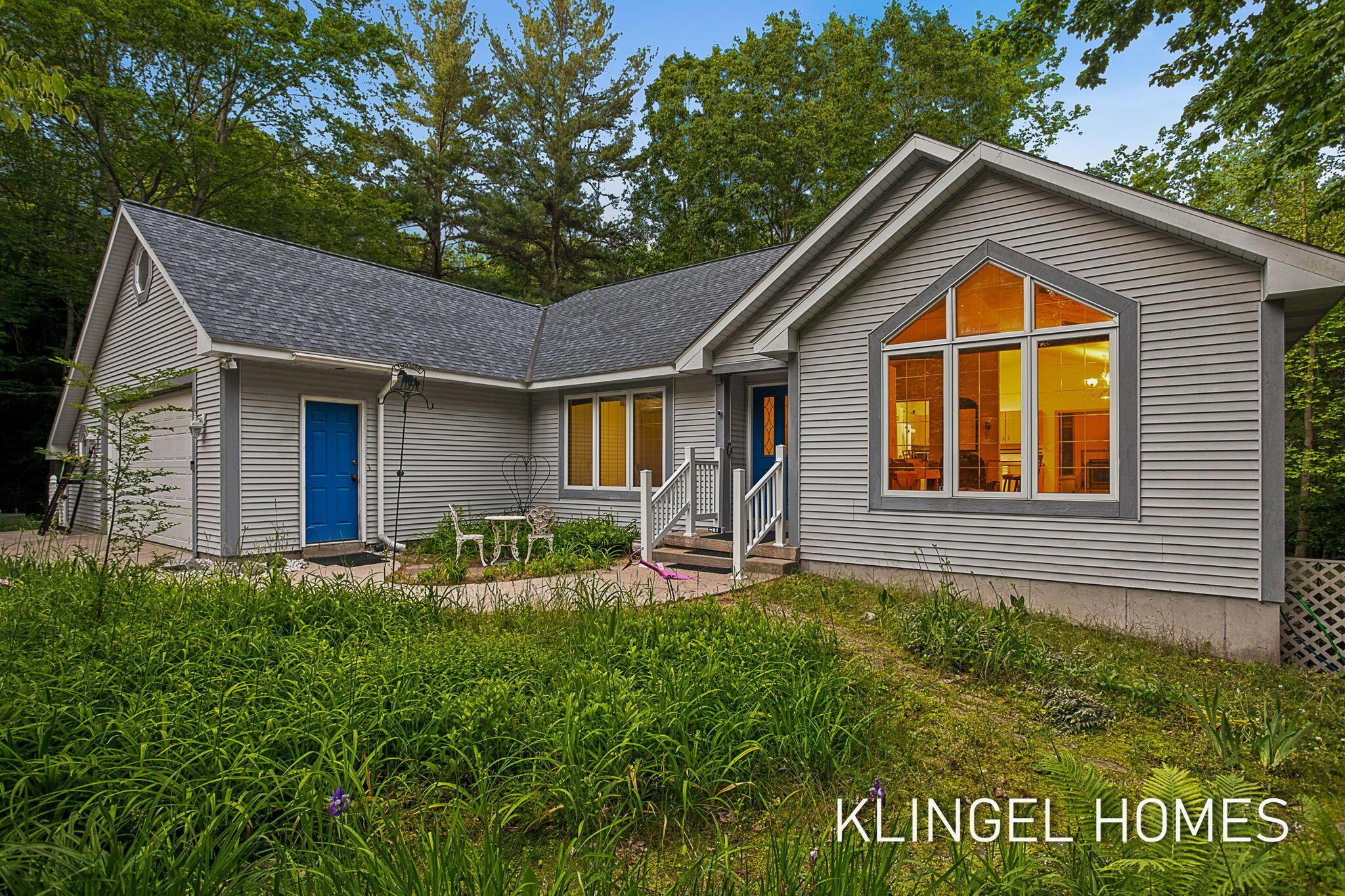 Image 1: 100-web-or-mls-9292-lakeshore-ave