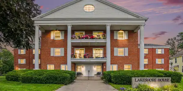 1249 Lakeshore Drive