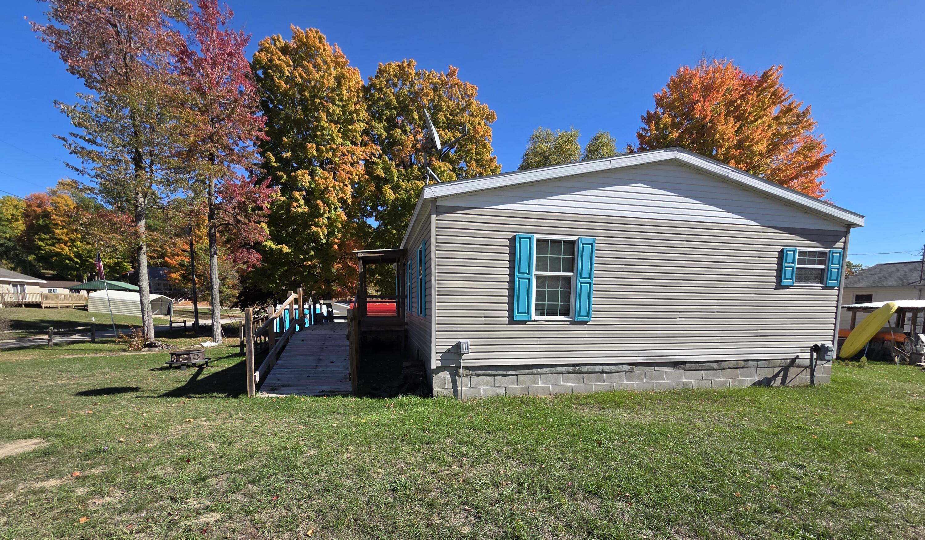 Image 3: Right (West) Side