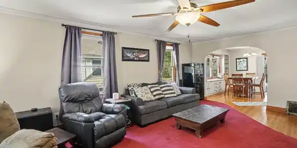 Image 4: Living Room