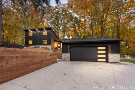 9421 Lakeview Court