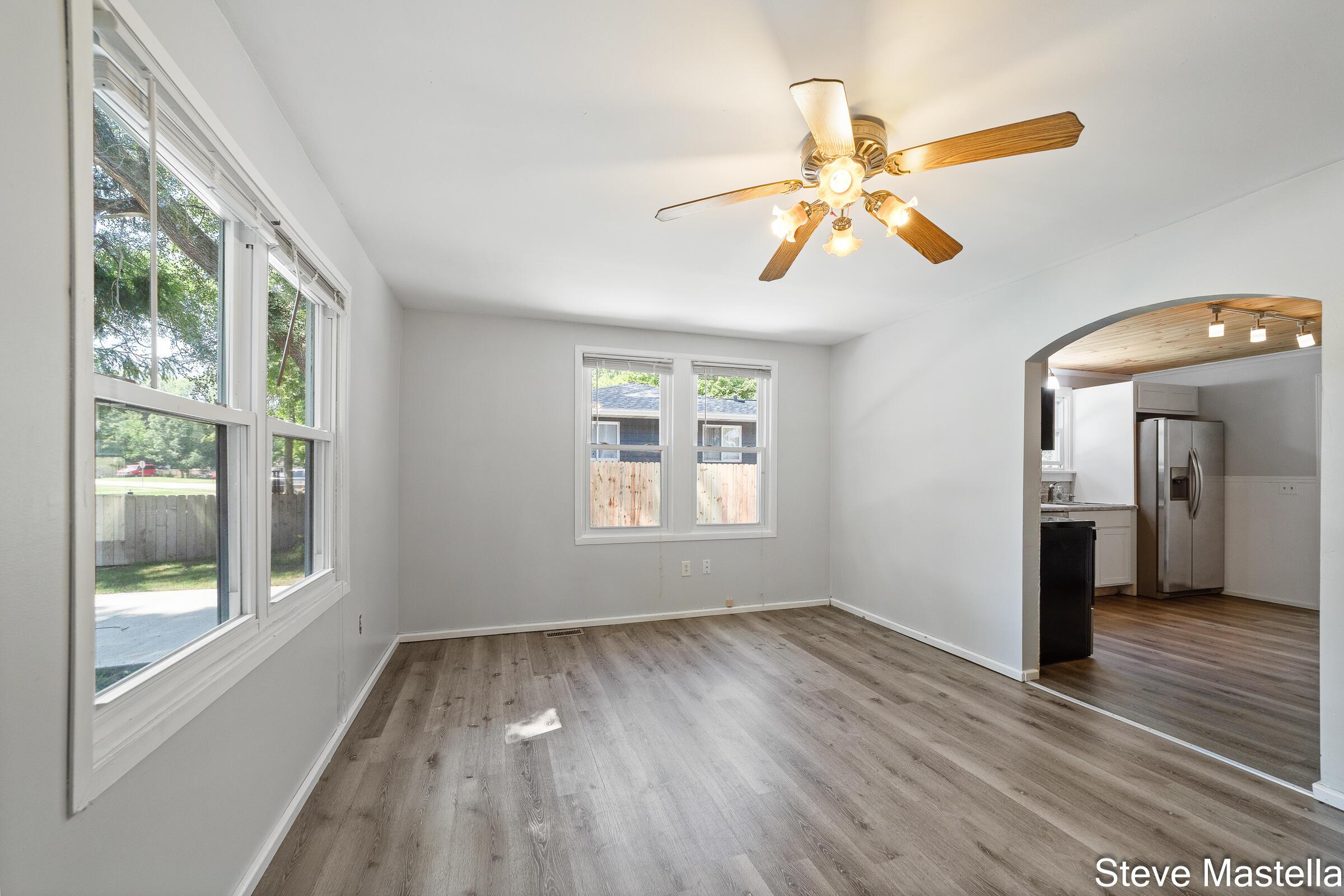 Image 3: 616 E Slocum (3 of 18)