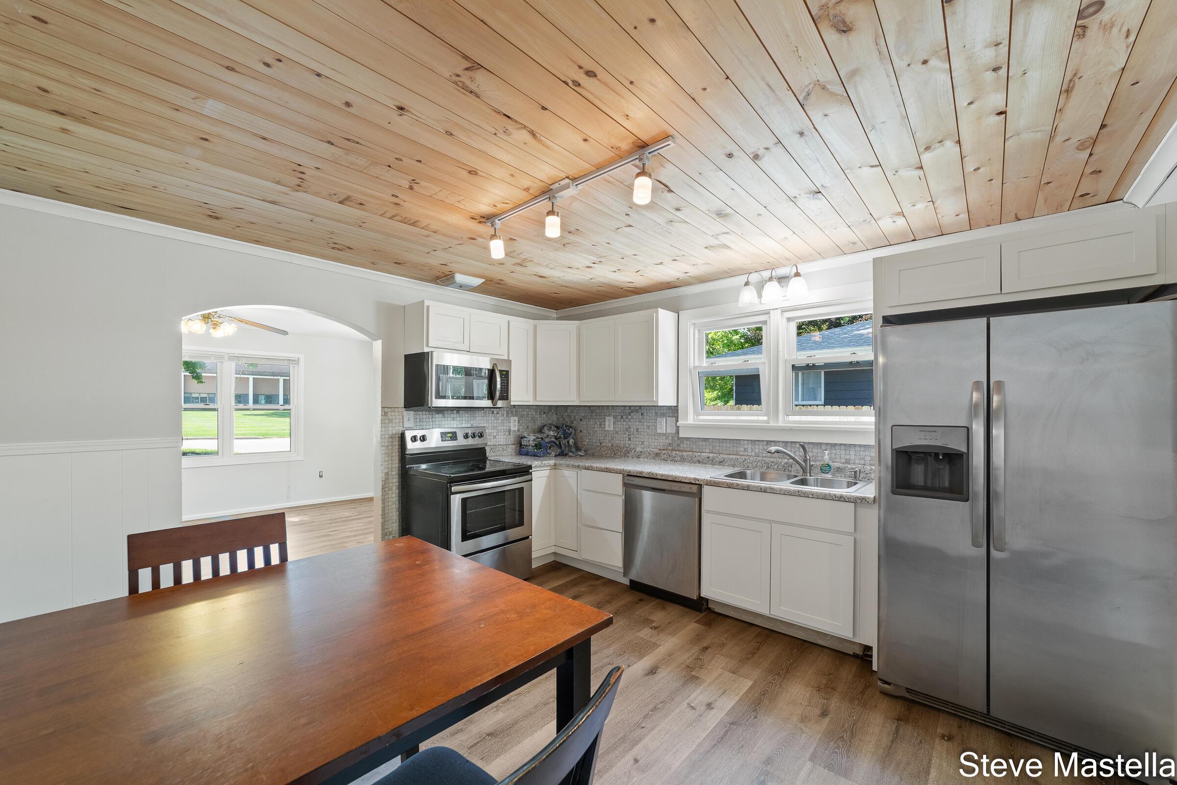 Image 4: 616 E Slocum (4 of 18)