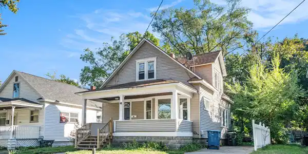 905 W Forest Avenue