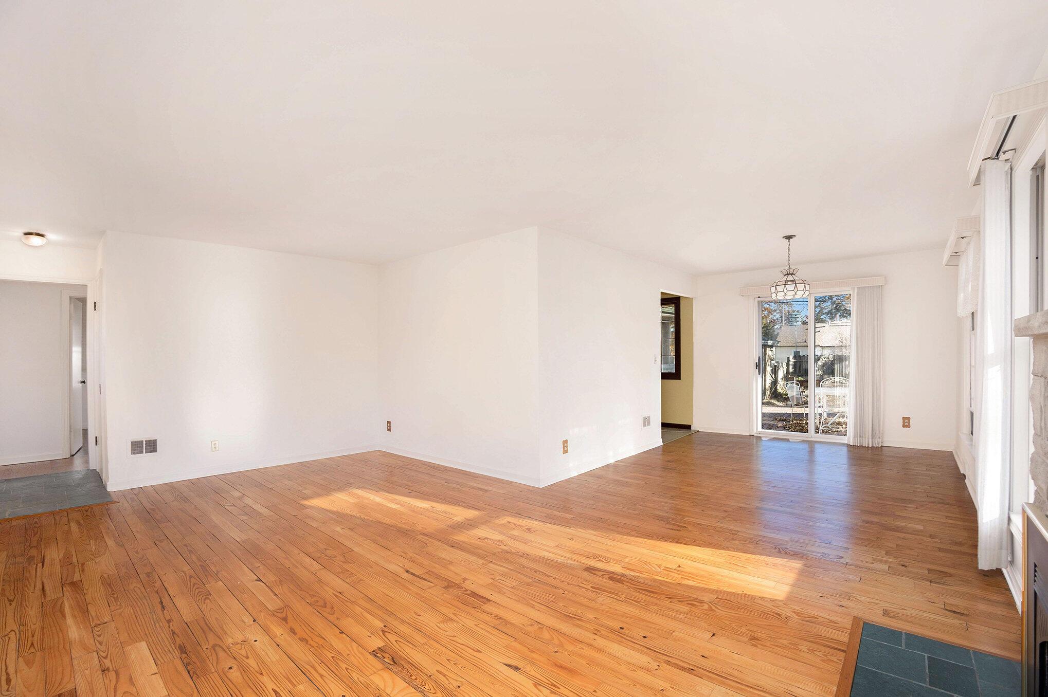 Image 4: Living Room