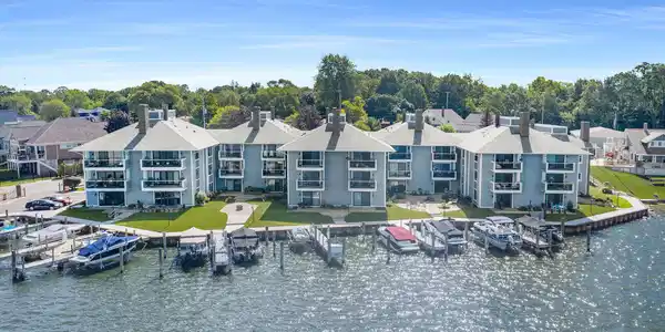 400 Lakeview Court
