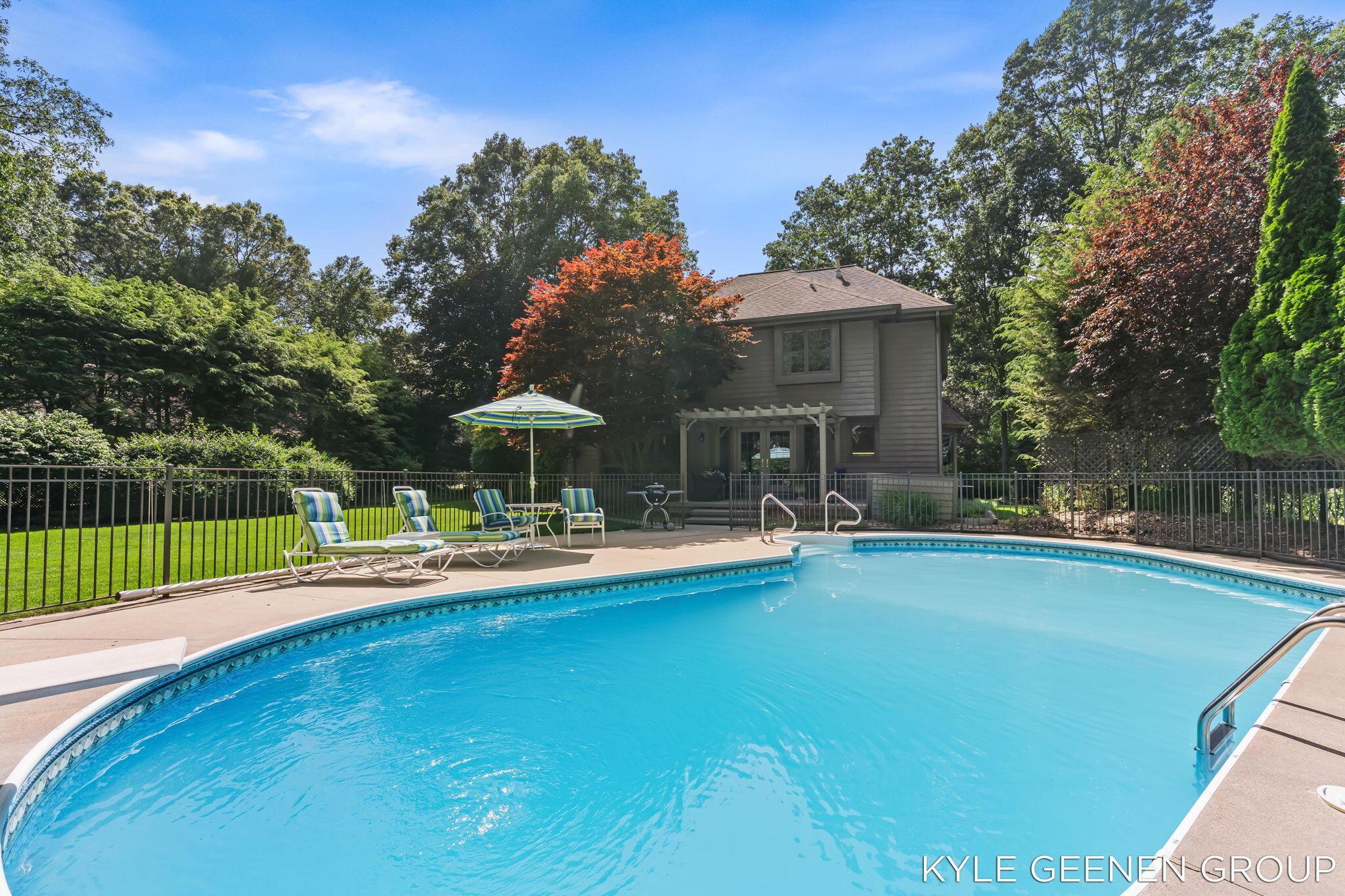 Image 2: Pool