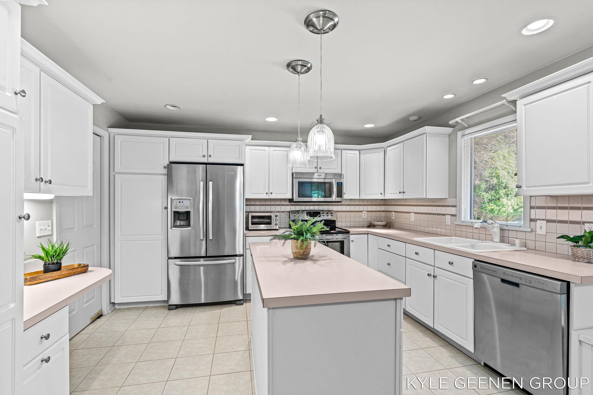 Image 4: Kitchen