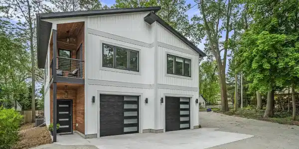 3220 Lakeshore Drive