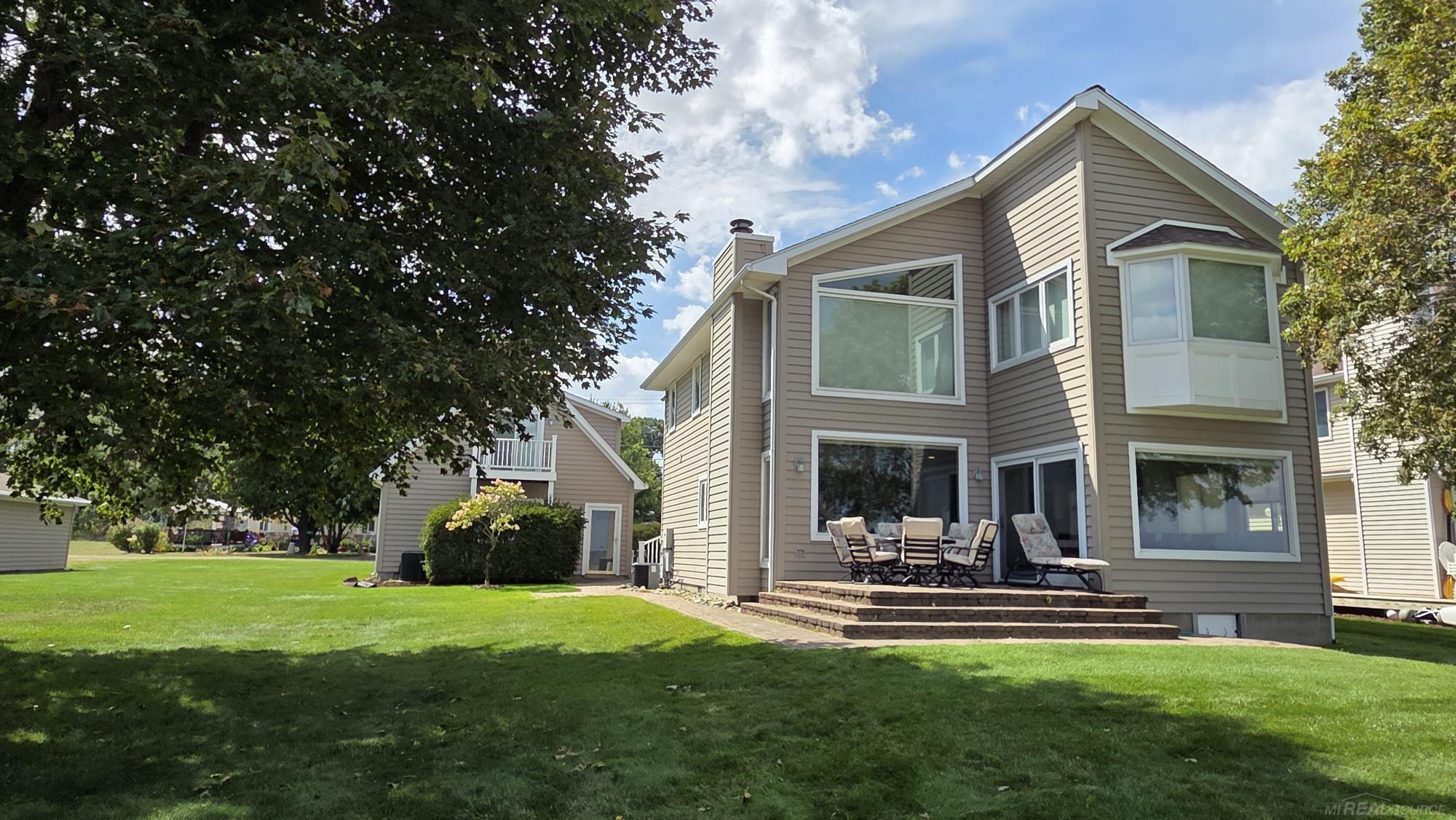 Image 1: Luxury Lake Living!
