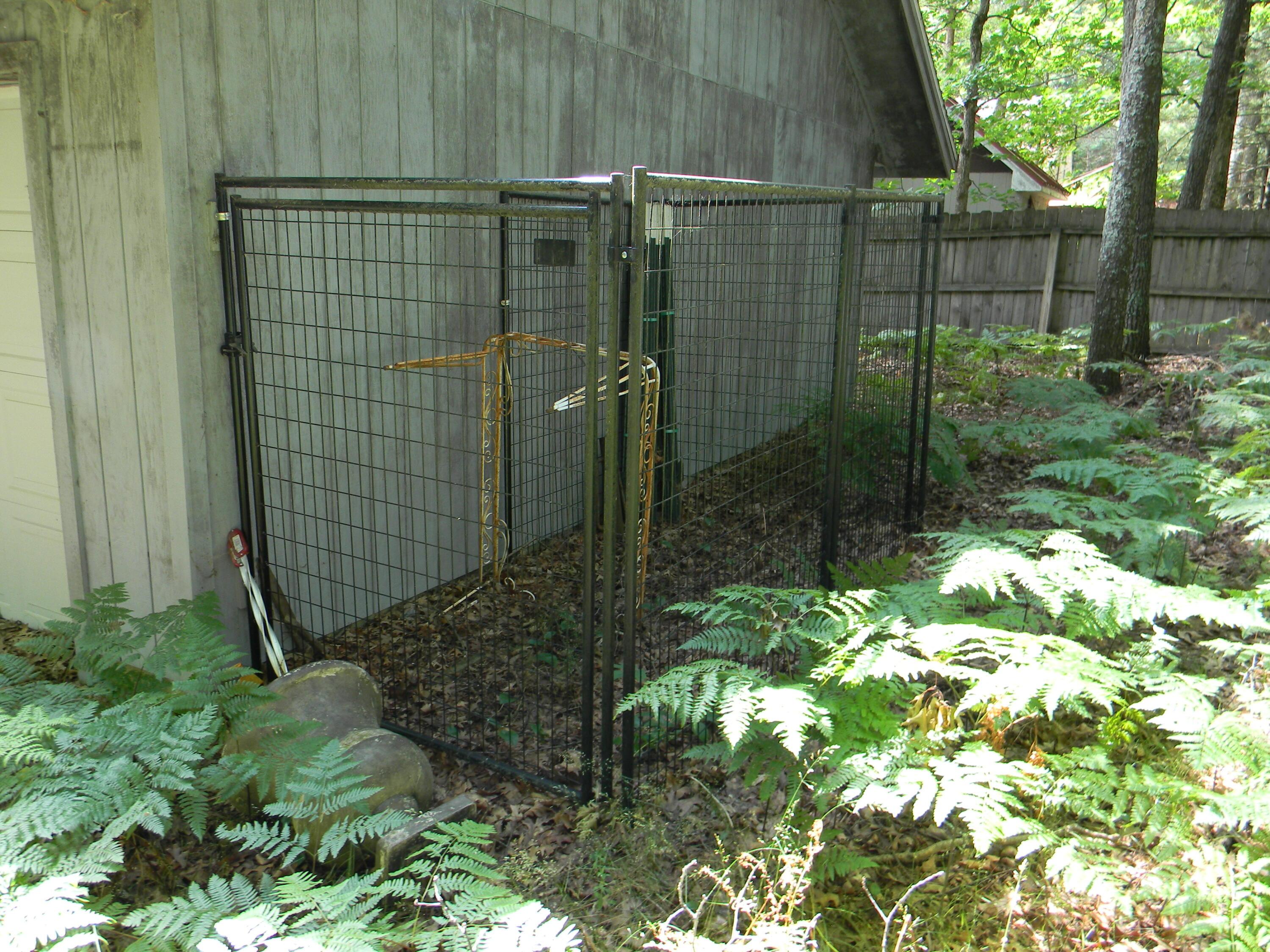 Image 3: Dog pen