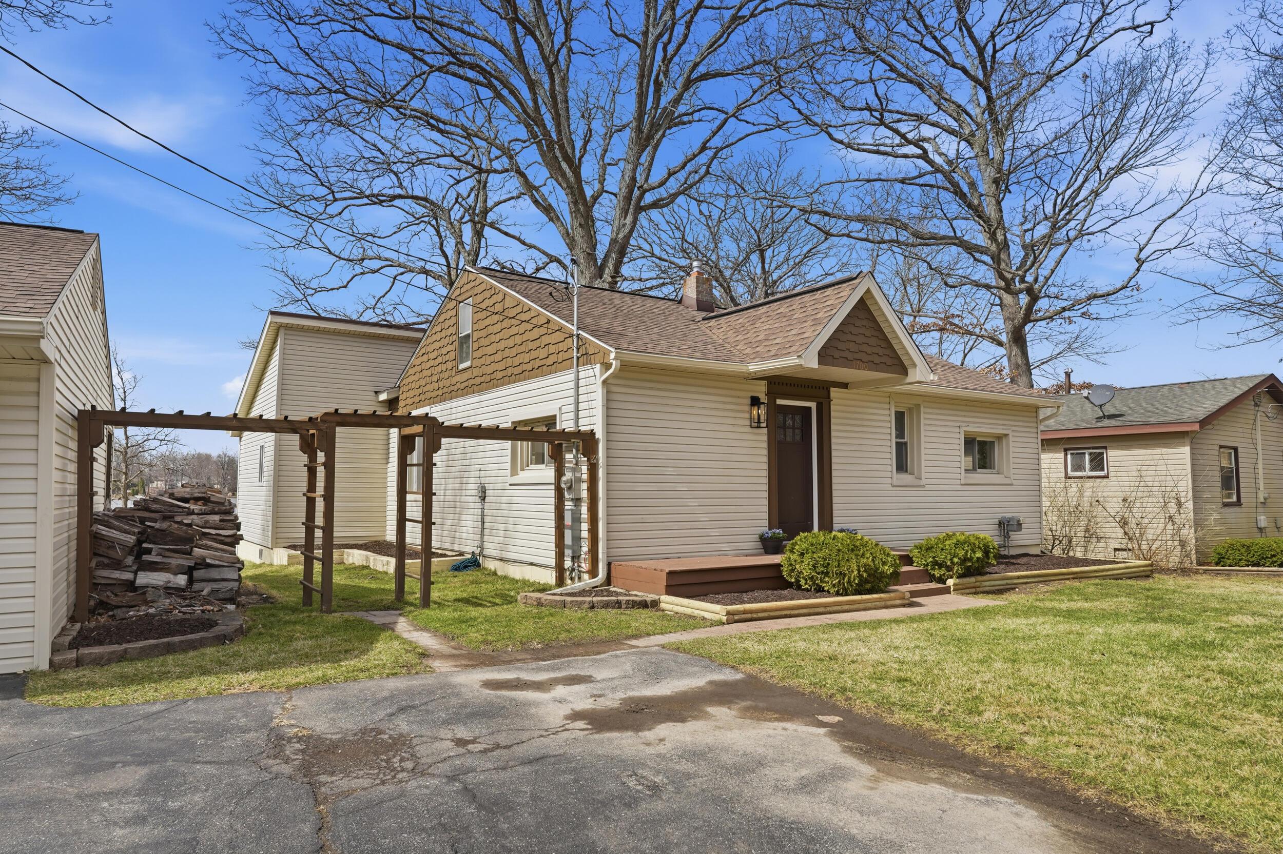 Image 3: 1700 s hughes rd-2