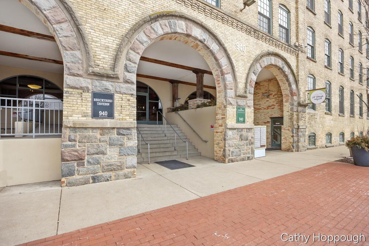 Image 2: 940-Monroe_002