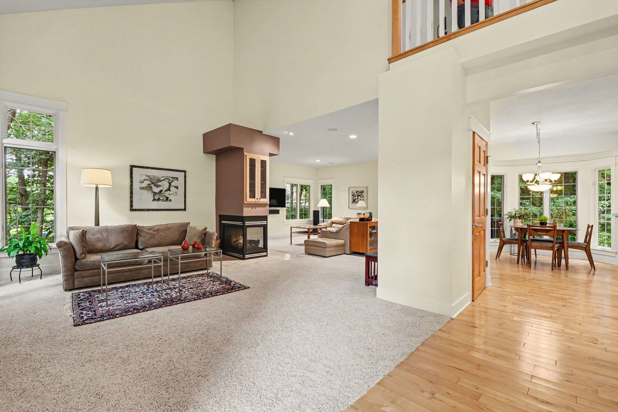 Image 4: Living Room