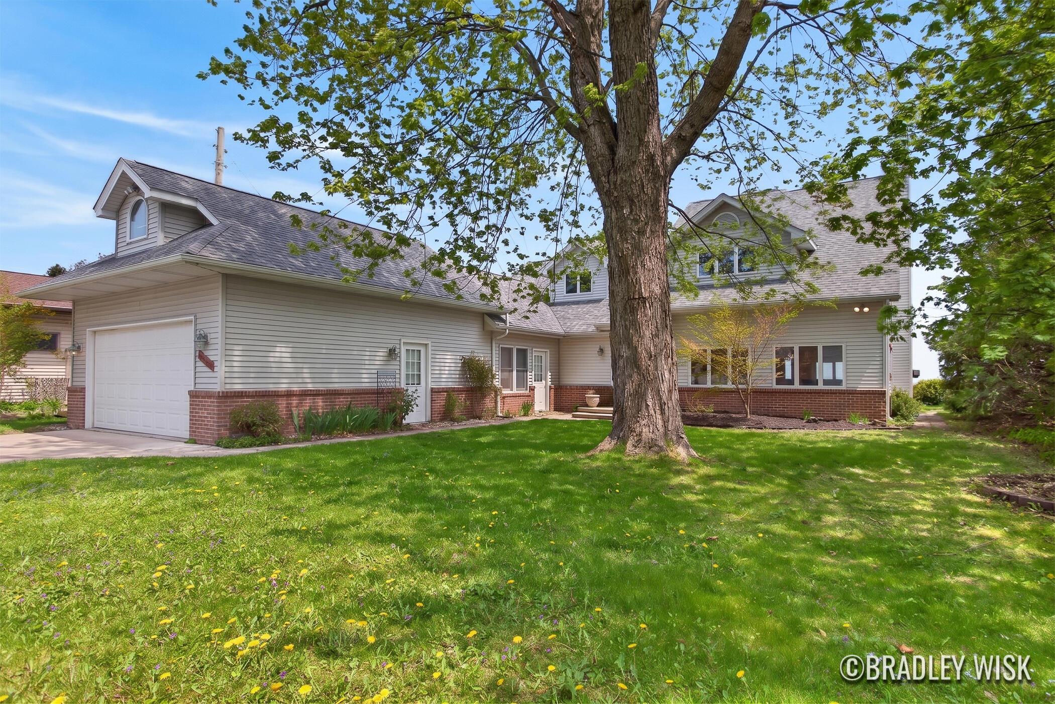 Image 3: 203 S Lake St - Virtually Staged_12