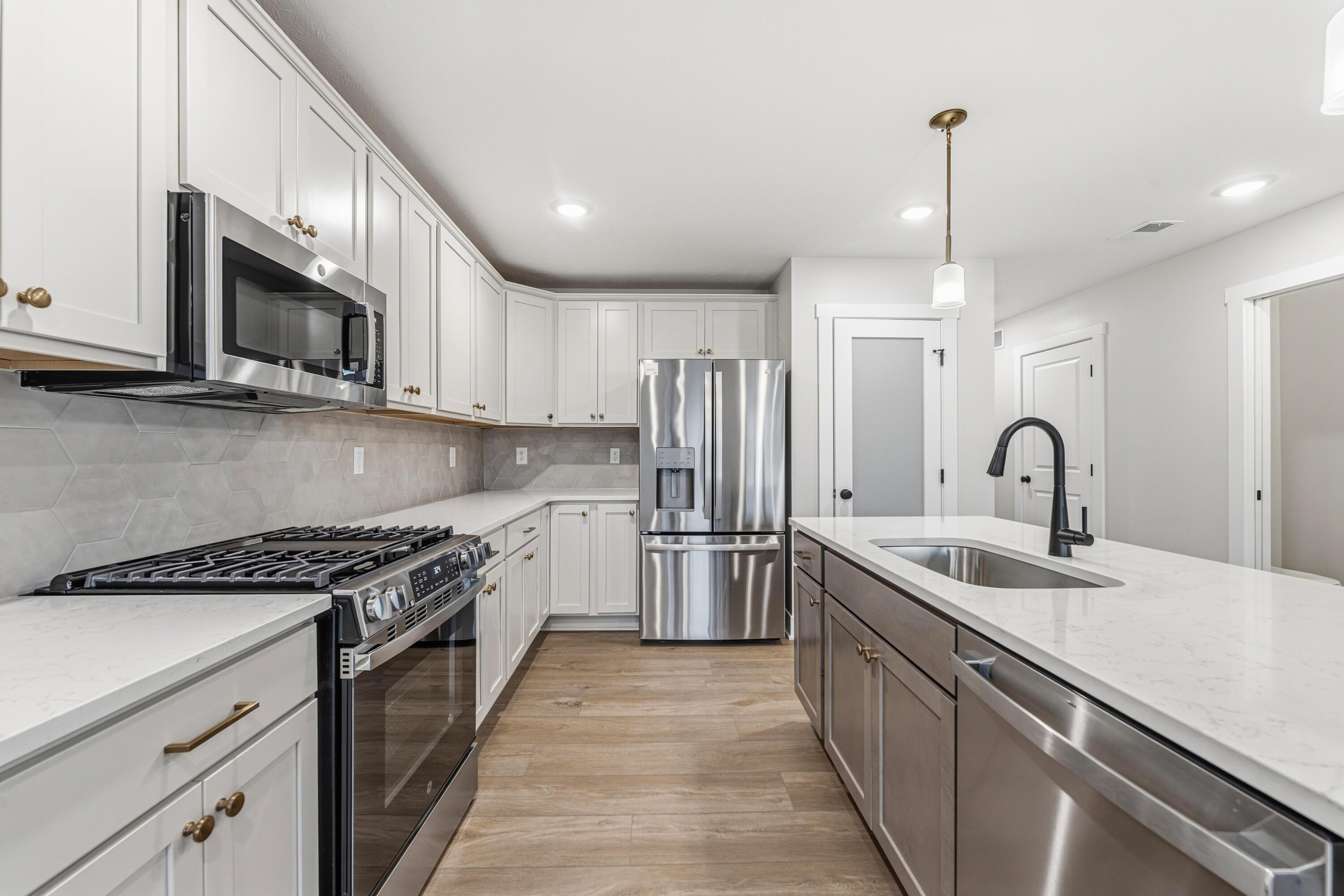 Image 4: Kitchen
