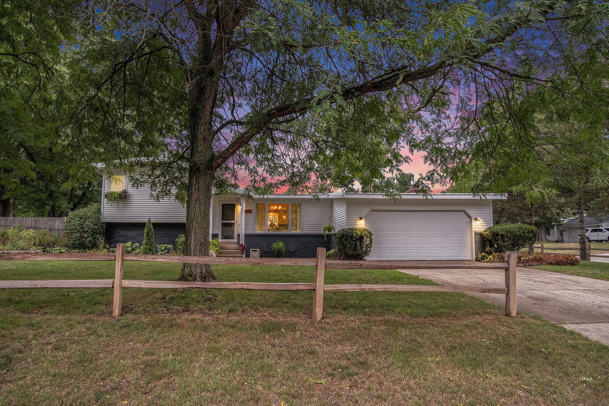 Image 2: 1985 Oakcliff Dr