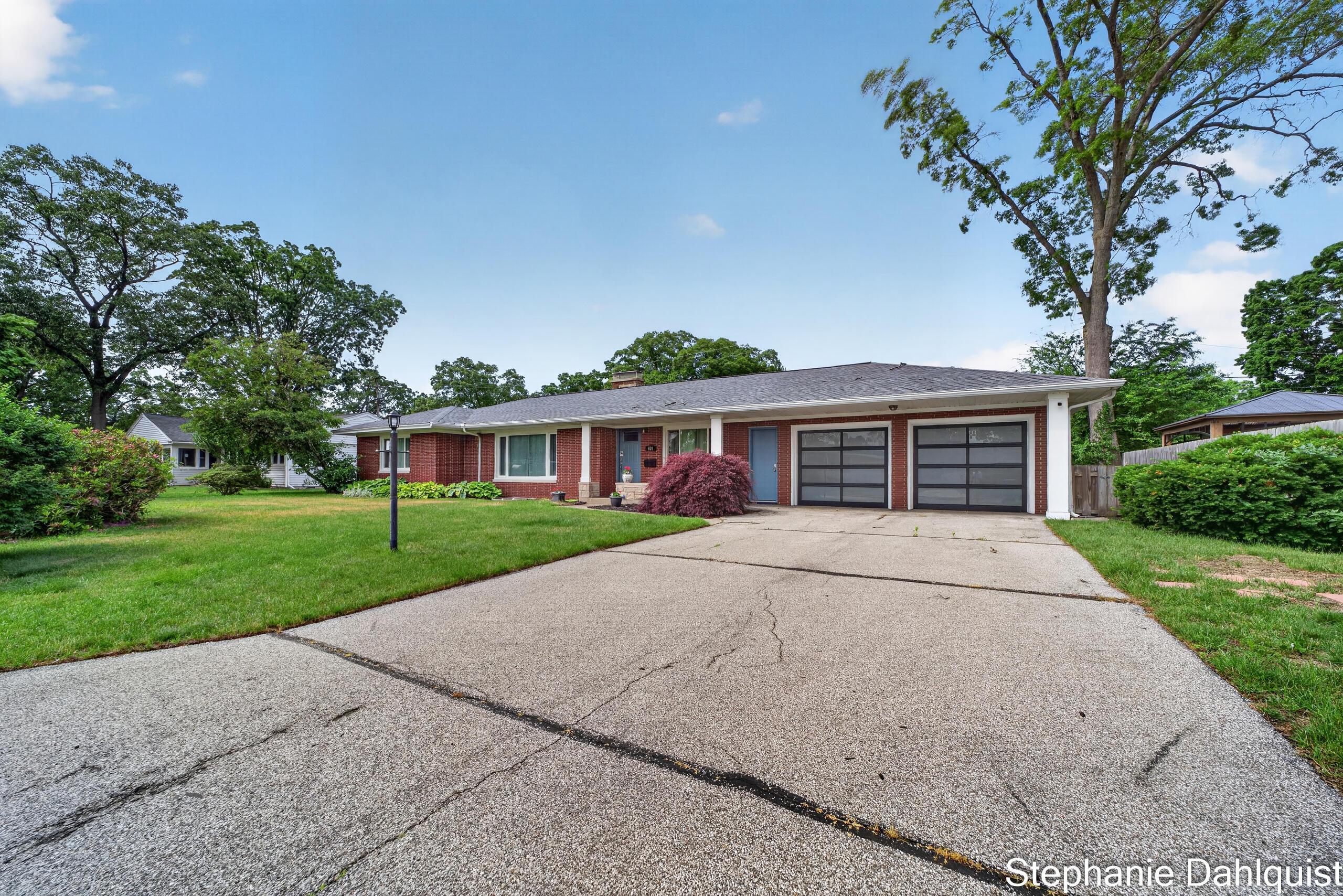 Image 2: 621 East Sunset Drive (3 of 48)