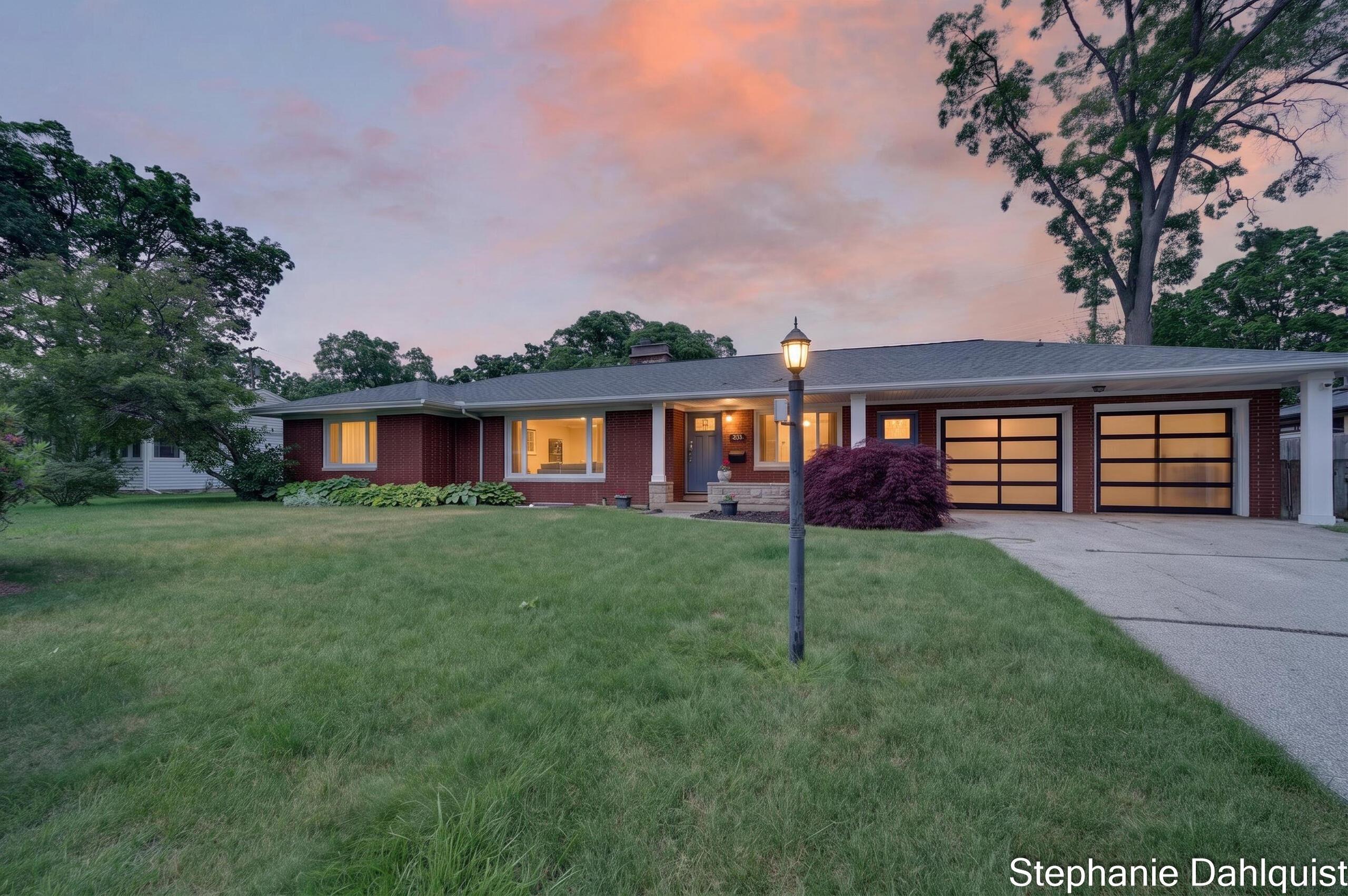 Image 3: 621 East Sunset Drive (1 of 48)