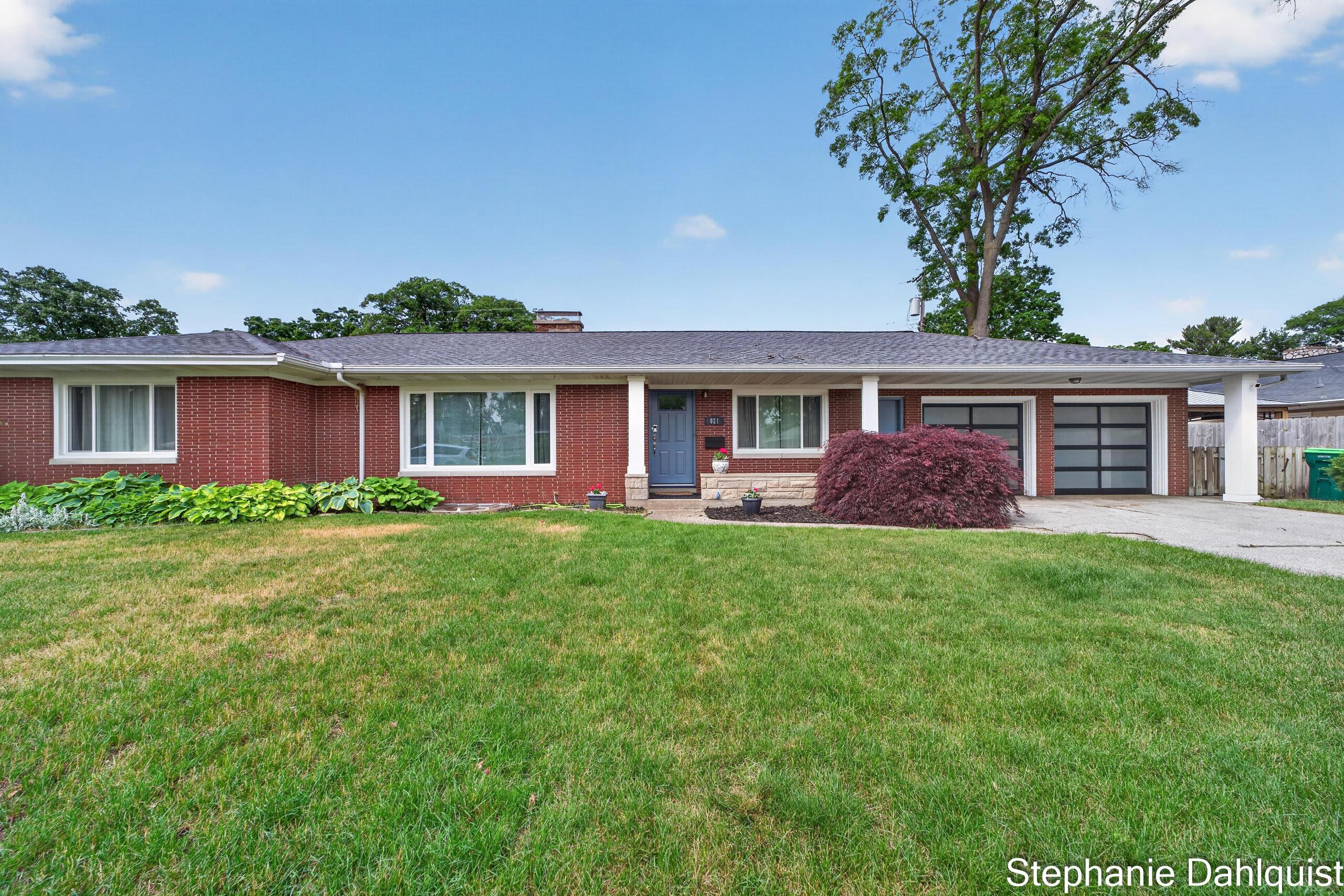 Image 4: 621 East Sunset Drive (2 of 48)