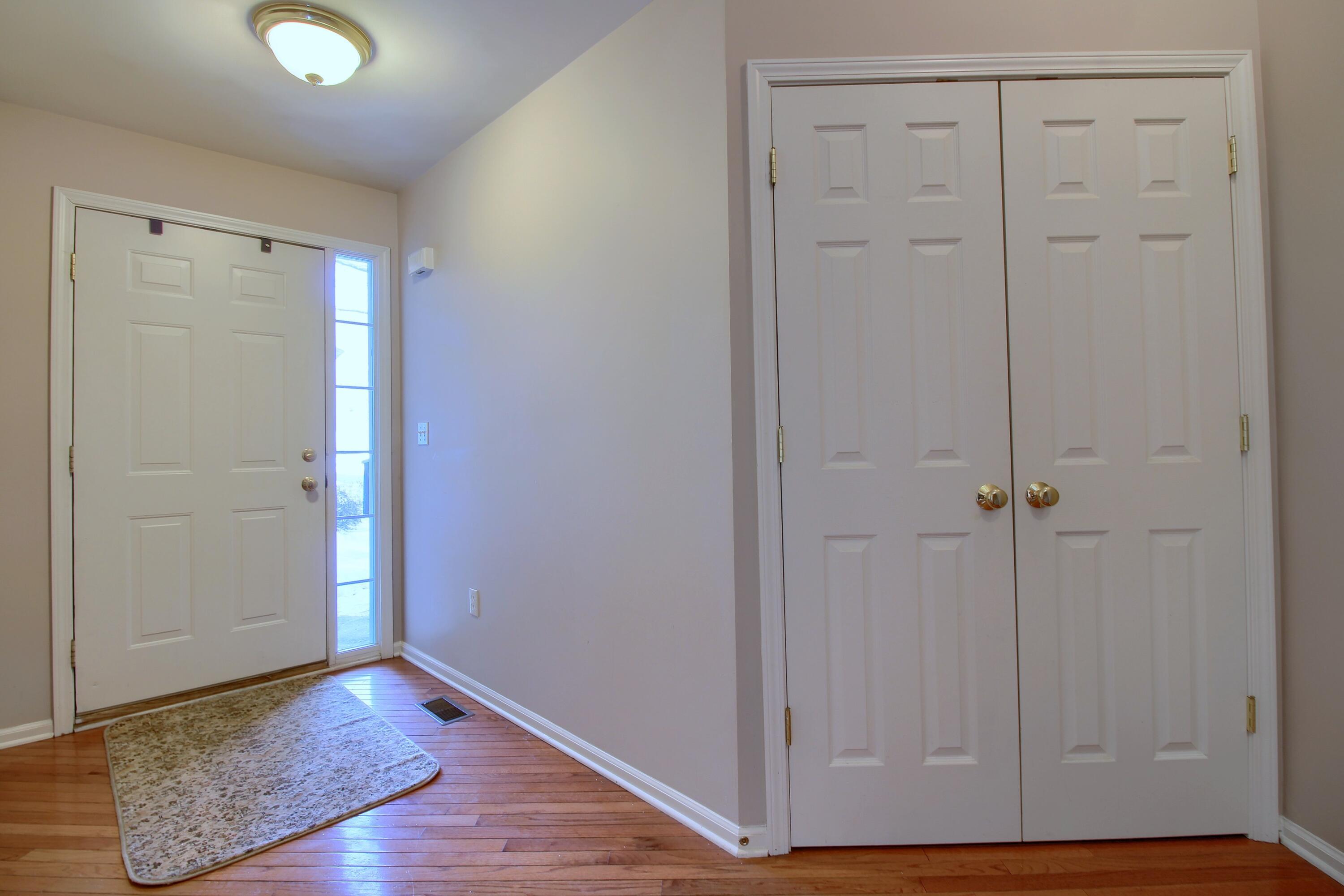 Image 3: 4-Foyer