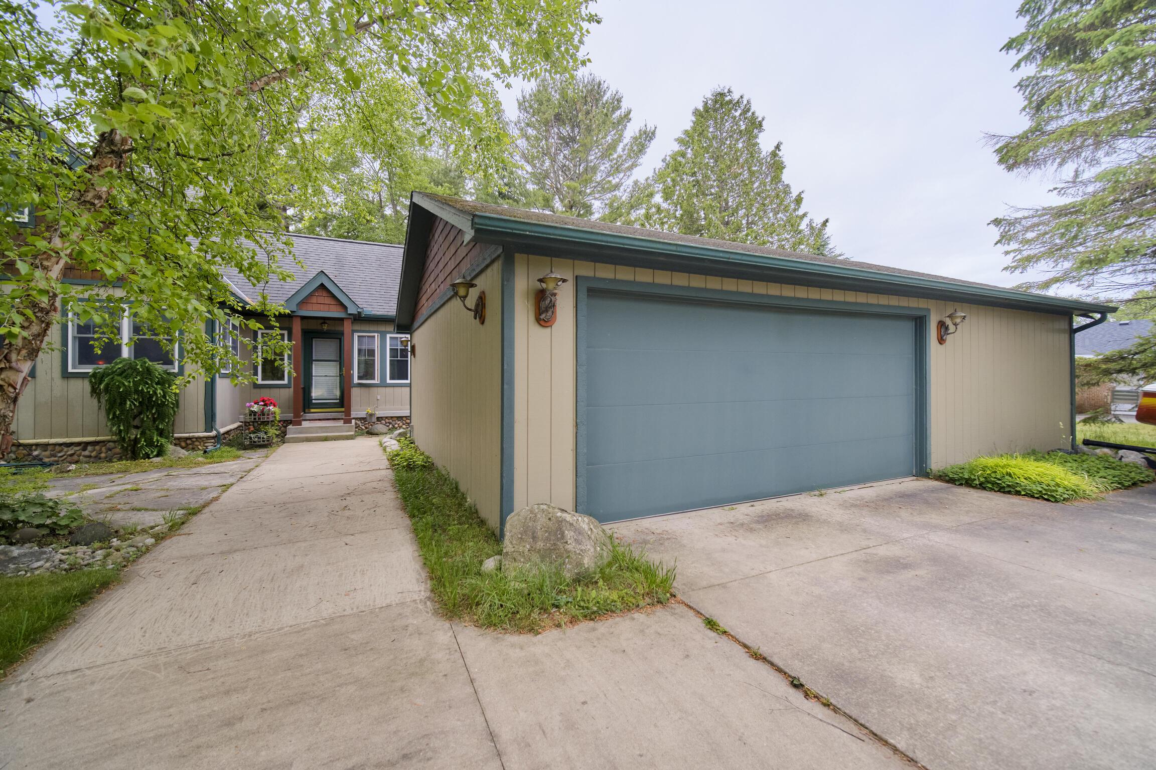 Image 3: 2 1/2 car garage w/concrete drive