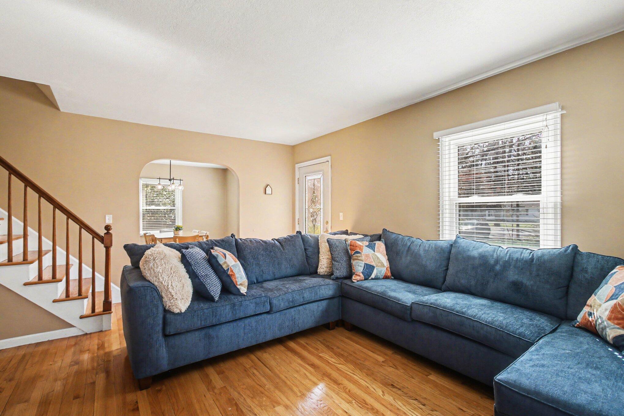 Image 4: Living Room