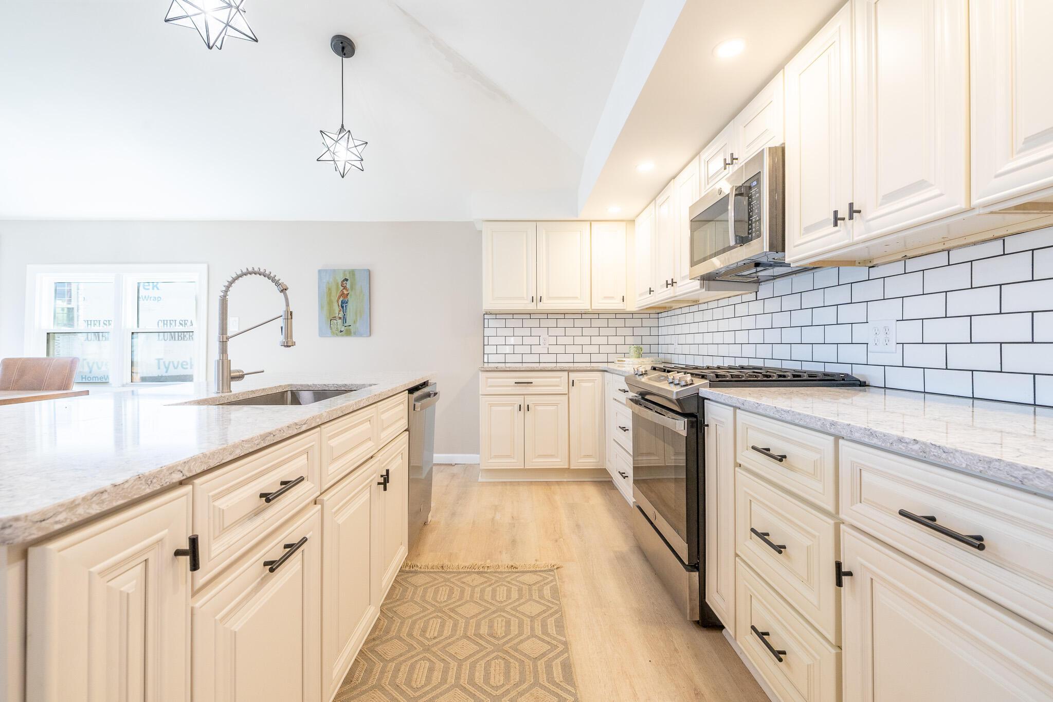 Image 4: Kitchen