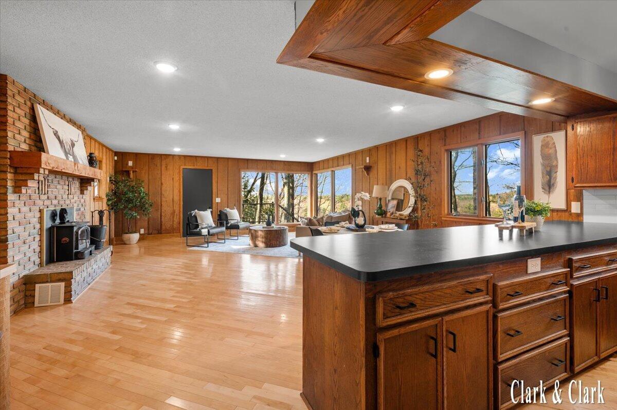 Image 3: 38-INTERIOR 03A